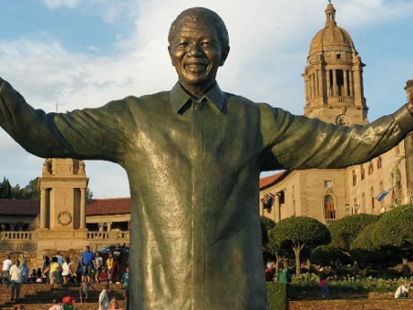 Bức tượng cố tổng thống Nelson Mandela cao 9m giữa Tòa nhà Liên bang.